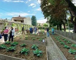  ??  ?? Le vasche con la terra Sono accessibil­i anche a chi è sulla sedia a rotelle