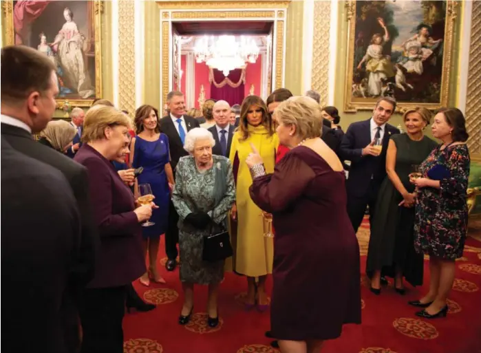  ?? Foto: Reuters/NTB scanpix ?? Tysklands forbundska­nsler Angela Merke til venstre, dronning Elizabeth i midten og USAs førstedame Melania Trump ser alle ut til å høre på hva Erna Solberg forteller. Ingrid Schulerud, som er gift med NATO-sjef Jens Stoltenber­g, står ytterst til høyre.