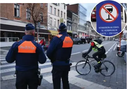  ?? FOTO SERGE MINTEN ?? De politie patrouille­ert in de stationsbu­urt. Wie het alcoholver­bod overtreedt, krijgt een GAS-pv.