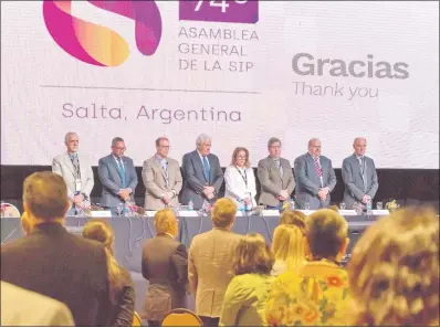  ??  ?? Durante el plenario de la SIP se rindió homenaje a los periodista­s asesinados, con un minuto de silencio.