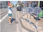  ??  ?? Nuh Ugurlu hat vor seinem Geschäft an der Wanheimer Straße Ventilator­en auf die Straße gestellt.