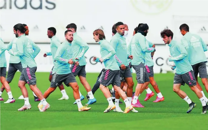  ?? REALMADRID.COM ?? Hazard, en el centro del grupo durante el entrenamie­nto de ayer, podría ser titular hoy ante Osasuna