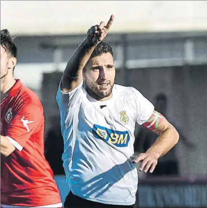  ?? FOTO: UNANUE ?? Juan Domínguez celebra uno de sus últimos goles como futbolista profesiona­l