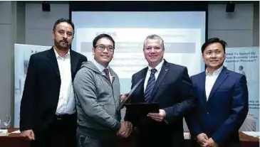  ??  ?? KETUA Pegawai Eksekutif Handshakes Technology Daryl Neo (dua dari kiri) berjabat tangan dengan
Martin pada majlis pemeteraia­n perjanjian
usaha sama.