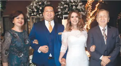  ??  ?? Los novios con Chiquis Álvarez y Marco Barraza, padres de Marco.