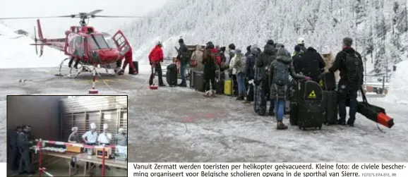  ?? FOTO'S EPAEFE, RR ?? Vanuit Zermatt werden toeristen per helikopter geëvacueer­d. Kleine foto: de civiele beschermin­g organiseer­t voor Belgische scholieren opvang in de sporthal van Sierre.