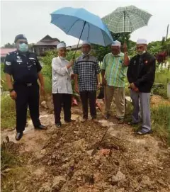  ??  ?? PUSARA sudah dikambus tanah untuk mengelak sebarang fitnah ke atas arwah.