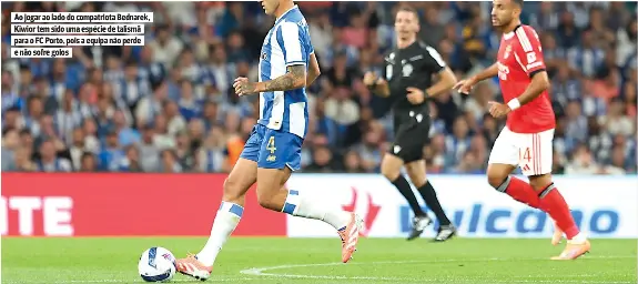  ?? ?? Ao jogar ao lado do compatriot­a Bednarek, Kiwior tem sido uma espécie de talismã para o FC Porto, pois a equipa não perde e não sofre golos