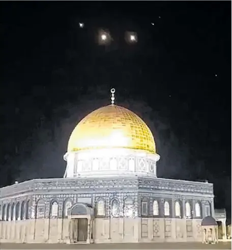  ?? BILD: SN/APA/AFP/- ?? Dieses Bild zeigt über der Al-Aksa-Moschee in Jerusalem abgeschoss­ene Raketentei­le.