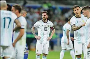  ??  ?? Lionel Messi lijkt het ook even niet meer te weten bij Argentinië.
(Foto: De Telegraaf)