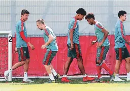  ??  ?? CIERRE. El Bayern entrenó ayer en su campamento y anoche voló a Leipzig para buscar hoy los tres puntos del campeonato.