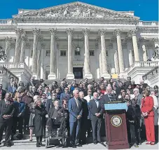  ?? FOTO: AP ?? Líderes de la minoría en el Senado y otros demócratas caminan en el Capitolio en Washington, previo a la discusión de la nueva ley.