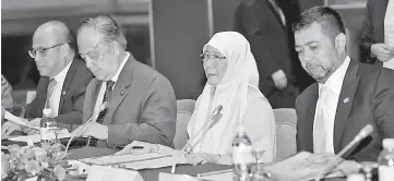  ??  ?? Wan Azizah (second right) along with Brunei Darussalam Minister of Energy, Industry and Human Resources Datuk Paduka Dr Mat Sunyi Mohd Hussein (second left) during a roundtable meeting with the captains of industry yesterday. — Bernama photo