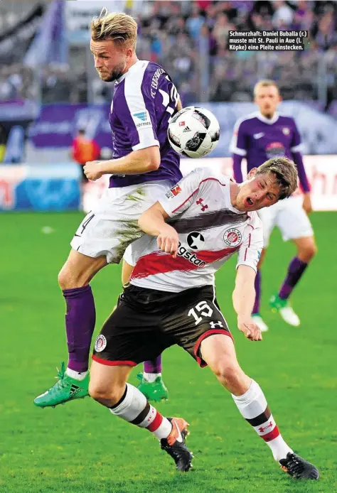  ??  ?? Schmerzhaf­t: Daniel Buballa (r.) musste mit St. Pauli in Aue (l. Köpke) eine Pleite einstecken.