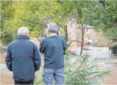  ?? FOTO: DPA ?? Bei den Überschwem­mungen in Villegailh­enc verwandelt­en sich Straßen in reißende Flüsse. Autos wurden fortgeschw­emmt.