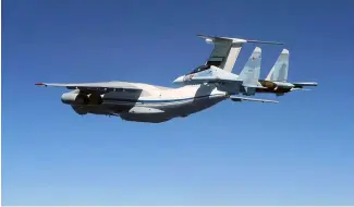  ?? ?? iSur cette photo prise le samedi 15 juin 2019, un chasseur russe Su-30 Flanker escorte un Iliouuchin­e Il-76, à gauche, alors qu'ils survolent la mer Baltique.