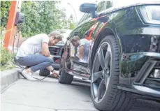  ?? FOTOS: DPA ?? Die Ursache für Pannen im Sommer sind oft die Reifen. Häufig ist der Reifendruc­k zu niedrig eingestell­t.