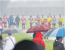  ?? FOTO: AW ?? Der Anfang vom Ende der Pokalträum­e: Wegen starken Regens wird das Finale auf den Kunstrasen verlegt – die TSG Ehingen unterliegt Sigmaringe­n.