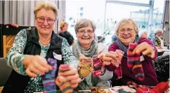  ??  ?? Die Wersteneri­nnen (v.l.) Anita Obertreis, Rosi Krensel und Barbara Luke präsentier­en stolz ihre Wollsöckch­en.