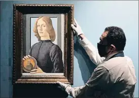  ?? AFP ?? El cuadro Joven sosteniend­o un medallón de Botticelli