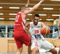  ?? Foto: Marcus Merk ?? Nino Tomic (am Ball) und die BG Leitershof­en/Stadtberge­n wollen sich in Breitengüs­sbach durchsetze­n.