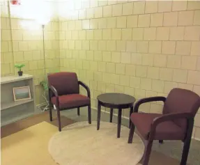  ??  ?? This experiment­al interrogat­ion room used several years ago in research at the Philadelph­ia Police Department may be less intimidati­ng than traditiona­l rooms, but the seating would make it risky during the pandemic.
