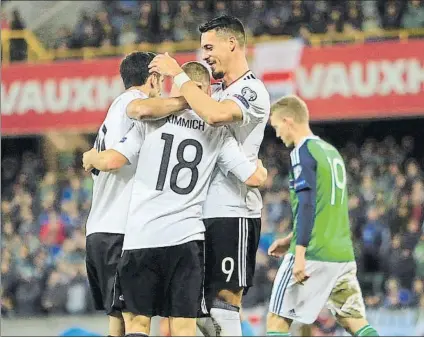  ?? FOTO: EFE ?? Kimmich celebra su gol con Wagner (que también marcó ayer ante Irlanda del Norte) y Stindl