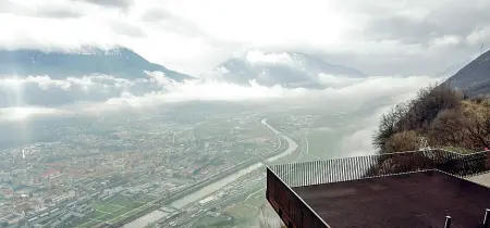  ?? (Foto Rensi-Nardelli) ?? Panoramico Sopra una delle vedute dalla terrazza di Sardagna, forse il punto panoramico su Trento più affascinan­te. Sotto le scritte sulla struttura e il mini-auditorium ricavato nella Busa degli orsi