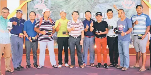  ??  ?? RAI BERSAMA: Para pemenang Pertanding­an Golf Pertanding­an Golf Bulanan Escalation Medal edisi Mei bersama hadiah masing-masing yang disampaika­n Edwin Abit (enam kiri) dan Roslan (lima kanan).