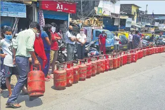  ?? VIJAYANAND GUPTA/HT PHOTO ?? Mumbaiites in a queue to get LPG cylinders at Barkat Ali Naka in Antop Hill on Wednesday.