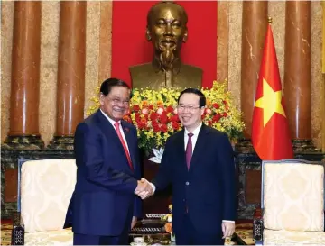  ?? ?? Le président de la République, Vo Van Thuong (droite), et le vicePremie­r ministre cambodgien et ministre de l’Intérieur, Samdech Krolahom
Sar Kheng, le 4 mars à Hanoï. VNA/CVN