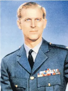  ??  ?? Schneidig: Prinz Philip posiert in der Uniform der Royal Air Force im Jahr 1953, sechs Jahre nach seiner Hochzeit mit Elizabeth.