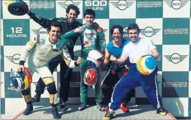  ??  ?? ILUSIÓN. Alonso, De la Rosa, Burgueño, Vidales y ‘Galle’ quieren ganar las 24 Horas de Kárting de Dubái.