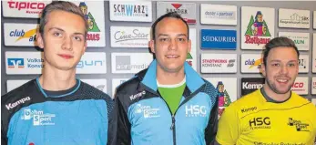  ?? FOTO: JOAS ?? Johannes Braun (Mitte), neuer Torwart-Trainer der HSG Konstanz, mit zwei der Torhüter, die er in Topverfass­ung bringen soll: Links Lukas Herrmann, rechts Sven Gemeinhard­t. Es fehlen die verletzten Konstantin Poltrum und Stefan Hanemann sowie Maximilian...