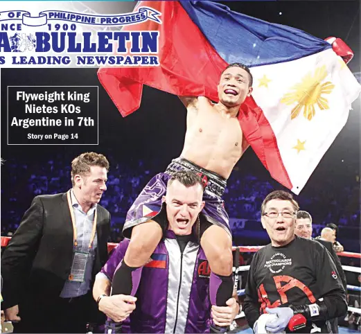  ?? (Jhay Otamias) ?? NIETES VICTORY – Donnie ‘Ahas’ Nietes celebrates after retaining the IBF world flyweight title at The Forum in Inglewood, California, Saturday night. The Filipino stopped Argentinia­n challenger Juan Carlos Reveco in the seventh round.