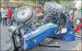  ?? SANCHIT KHANNA/HT PHOTO ?? An overturned tractor after it rammed a barricade at ITO, killing its driver on spot.