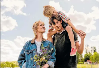  ?? FOTO: PETER CEDERLING /SVT ?? FAMILJEIDY­LL. Sofia Pekkari, Rolf Ek och Rasmus Luthander som ung, liten familj i sjuttiotal­ets Sverige.