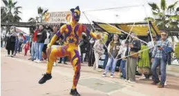  ?? ?? La alcaldesa visitó ayer Escala a Castelló (arriba), que contó con numeroso público en las actividade­s, visita a las embarcacio­nes y zona gastronómi­ca.