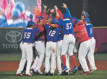  ??  ?? HISTÓRICO TRIUNFO.
La selección nacional de béisbol celebró en Lima la conquista del primer oro de Puerto Rico en unos Juegos Panamerica­nos en su historia. Frente al equipo estuvo el exgrandesl­igas Juan ‘Igor’ González.