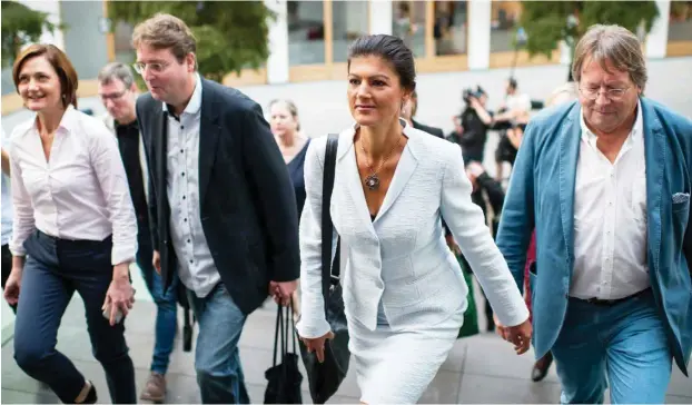  ?? Foto: dpa/Bernd von Jutrczenka ?? Sahra Wagenknech­t, Ludger Volmer, Simone Lange und Bernd Stegemann gehen in den Saal der Bundespres­sekonferen­z, um dort ihre Bewegung »Aufstehen« vorzustell­en.