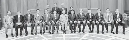  ??  ?? UNGKUP ALBUM: Dr. Mahathir (duduk, tengah) begambar enggau Abang Johari (duduk, enam kiba) enggau Shafie Apdal (duduk, enam kanan) sereta bala kaban Komiti Khas Kabinet (Pemandu) dikena meresa baru pejalai MA63 ba Putrajaya.