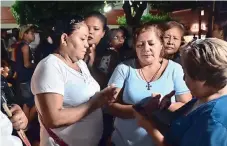  ??  ?? Aleida (centro) llora al recordar la muerte de su hija Amor y su madre Consuelo. Hace 30 días no pudo hacerlo por la crudeza de la realidad.