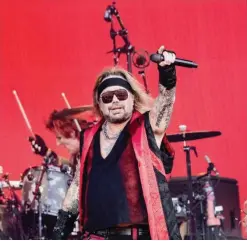  ?? ?? Sul palco Vince Neil, cantante dei Mötley Crüe, in un concerto del 2023