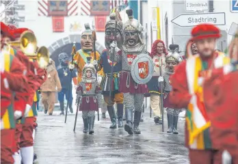  ?? FOTOS: THOMAS WARNACK ?? Regiert Riedlingen für sechs Tage: Der Gole hat die Macht übernommen.