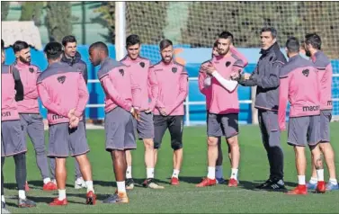  ??  ?? A POR TODAS. Muñiz y sus hombres viajan el domingo a Anoeta para disputar un partido clave.