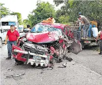  ??  ?? Atenciones. Los lesionados del accidente en Moncagua, fueron llevados a un centro asistencia­l privado.