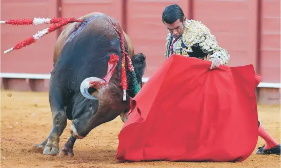  ?? EFE ?? Pase por bajo de Emilio de Justo al segundo de la tarde, ayer en la Maestranza de Sevilla