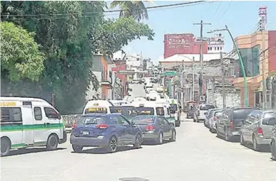  ??  ?? Combis desquician Rubén Zúñiga). el tráfico vehicular ante la complacenc­ia de Tránsito del Estado. (Foto: