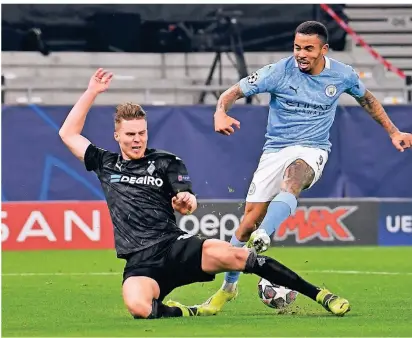  ?? FOTO: MARTON MONUS/DPA ?? Gladbachs Nico Elvedi im Zweikampf mit Manchester Citys Torschütze­n Gabriel Jesus (rechts).