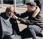  ??  ?? Joshua Coombes, 30, gives a homeless man a haircut in Harlem, New York.